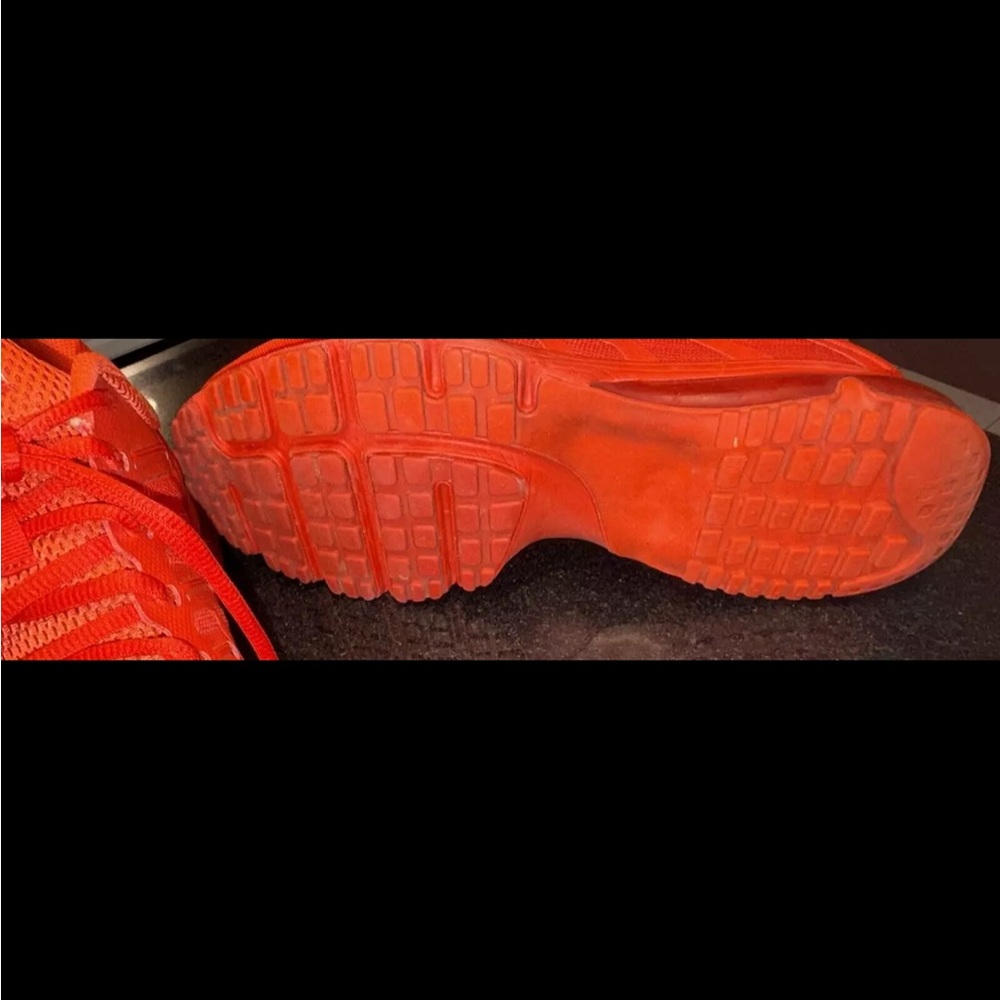 Nike Air Max Men’s Athletic Shoes Triple Red Size 13 - Picture 3 of 5